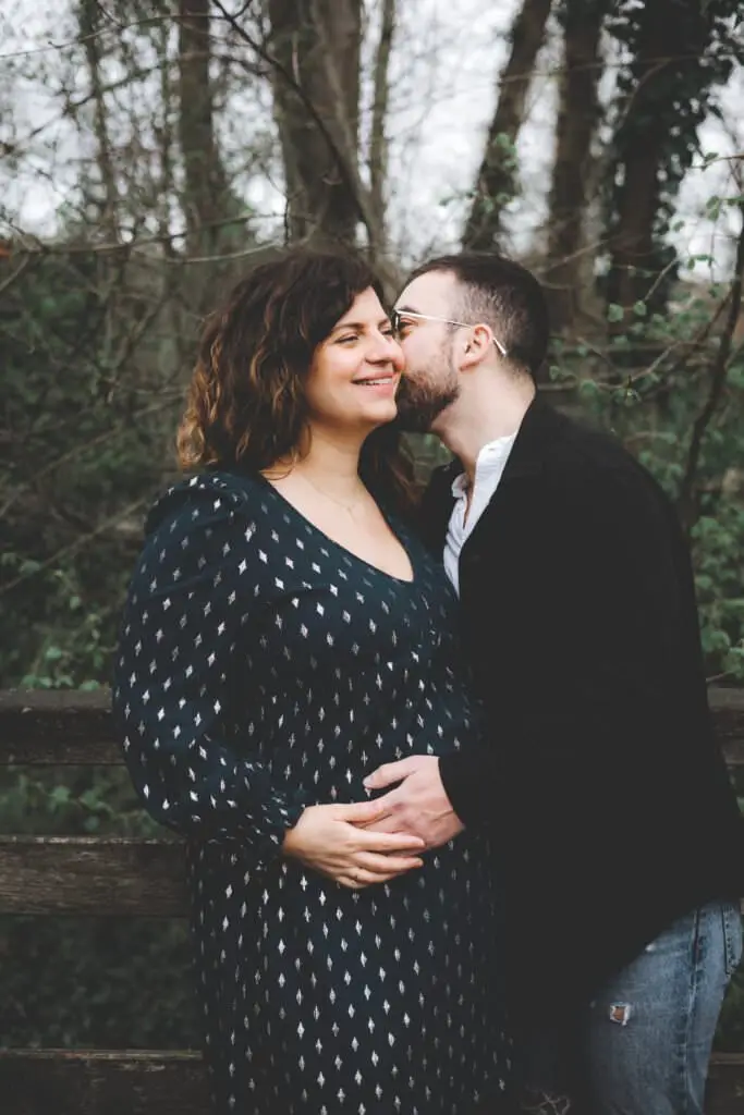 couple femme enceinte dans un parc