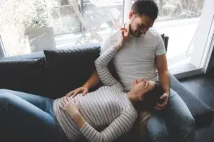 Futurs parents rigolant chez eux - Marie V Photographie Essonne