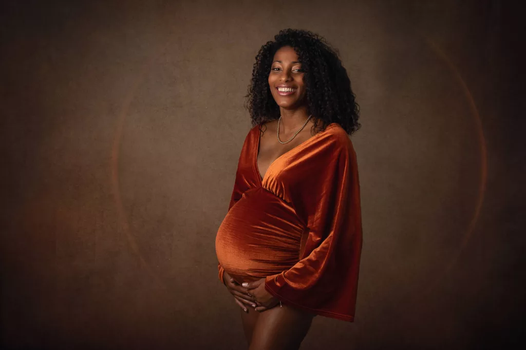 Femme enceinte souriant en studio