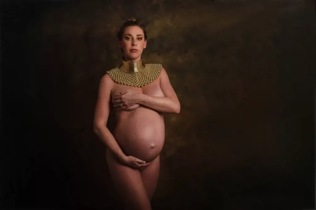Femme enceinte en studio avec un collier