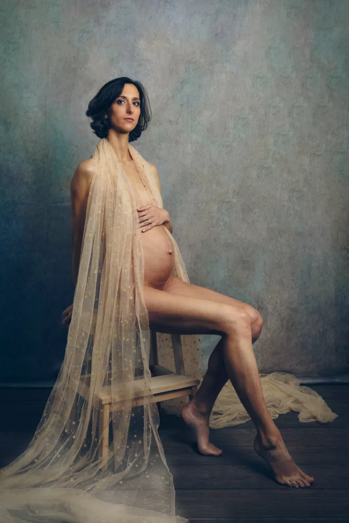 Femme enceinte assise sur un tabouret - nu artistique