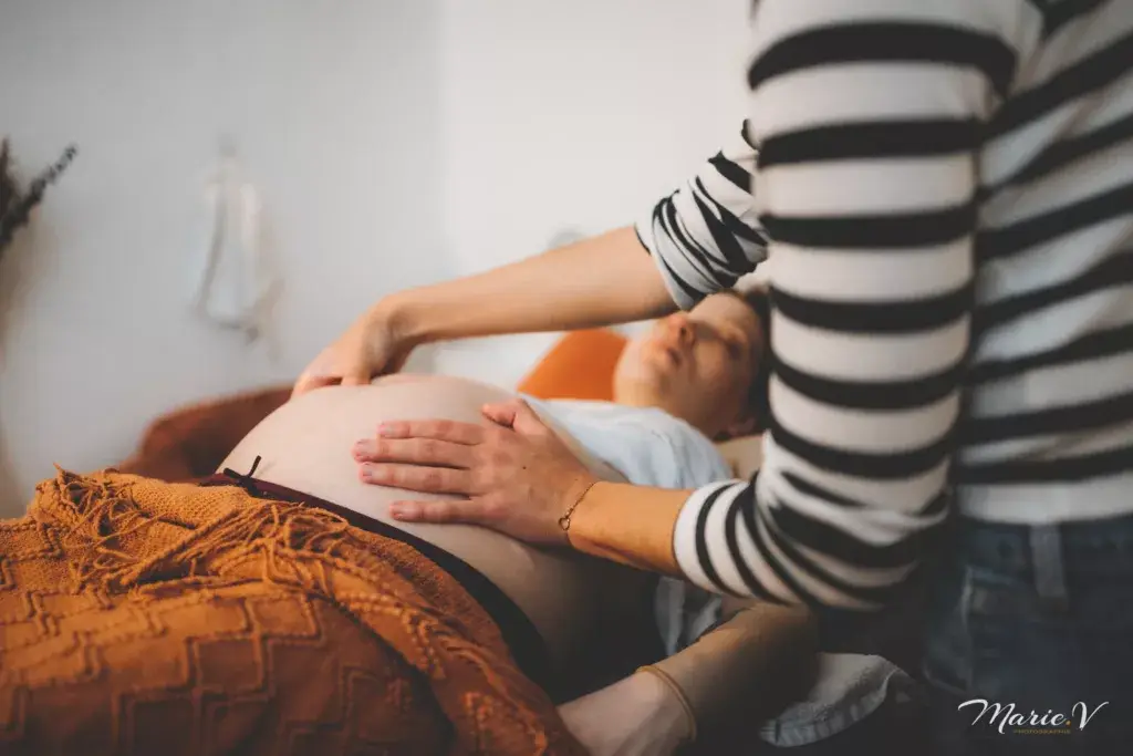 Photographie en situation d'un massage femme enceinte