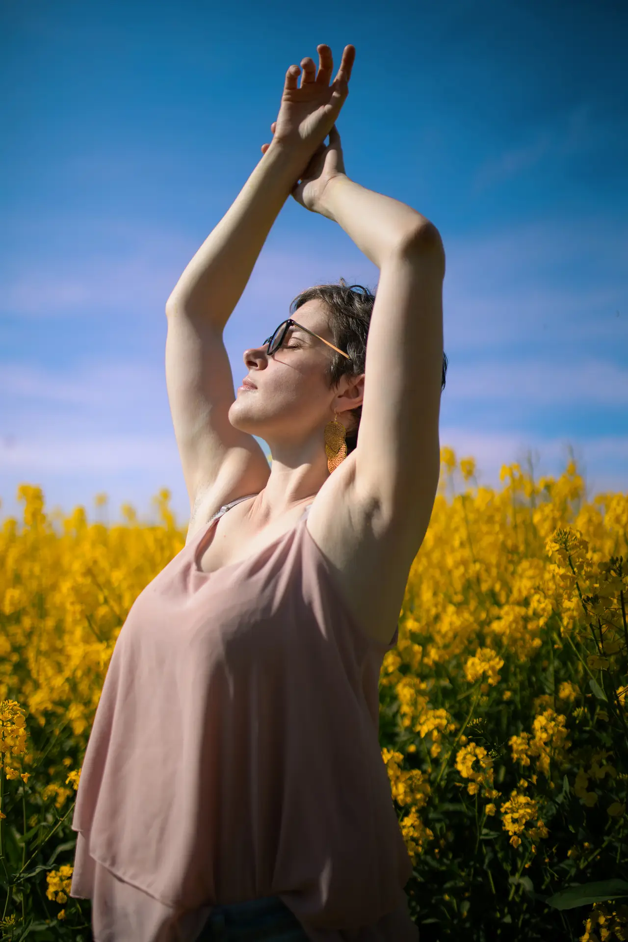 Portrait de la photographe dans le colza