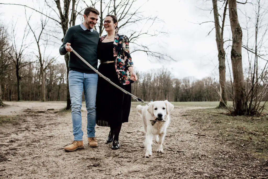 Photo d'un couple en forêt avec son chient