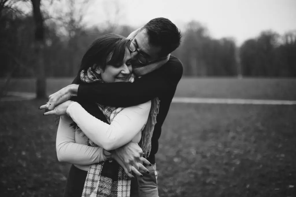 séance photo couple dans la forêt se faisant des calins
