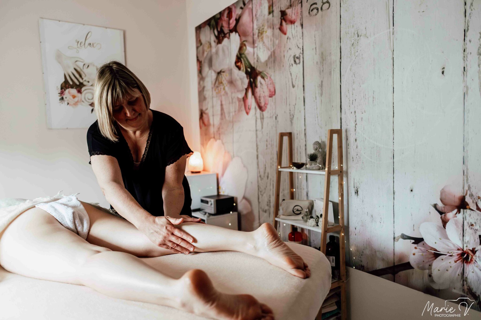 Réflexologue dans son environnement pro, en train de masser une personne - Marie V Photographie Essonne